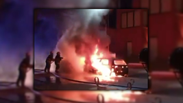 tres autos terminaron destruidos por las llamas generadas por un hombre que casi se quema a lo bonzo tres autos terminaron destruidos por las llamas generadas por un hombre que casi se quema a lo bonzo