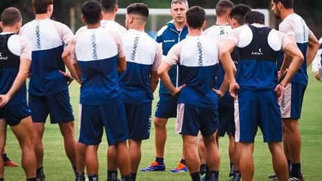 Dos titulares de Gimnasia se entrenaron diferenciado y son duda para visitar a Vélez