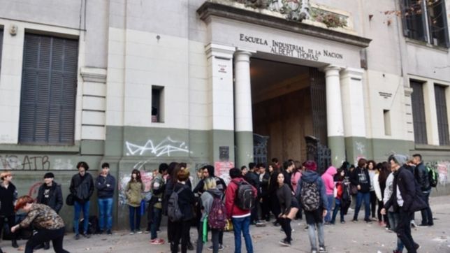 alumnos reclaman por una perdida de gas en un aula del albert thomas: es inhumano
