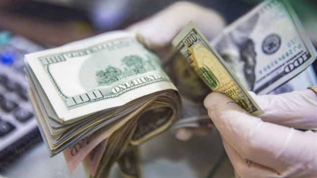 la jornada cambiaria atraviesa algunos sobresaltos  y el dolar blue quedo en $472