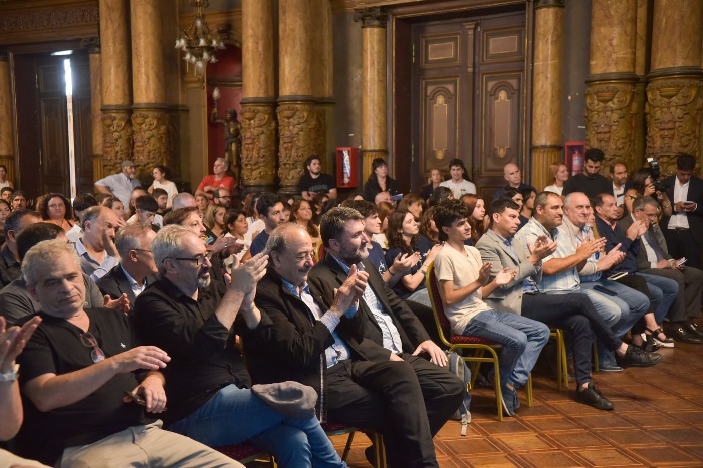 Además de declarar visitante ilustre de La Plata a Adolfo Pérez Esquivel, el intendente Julio Alak reconoció a los participantes del programa Jóvenes y Memoria.