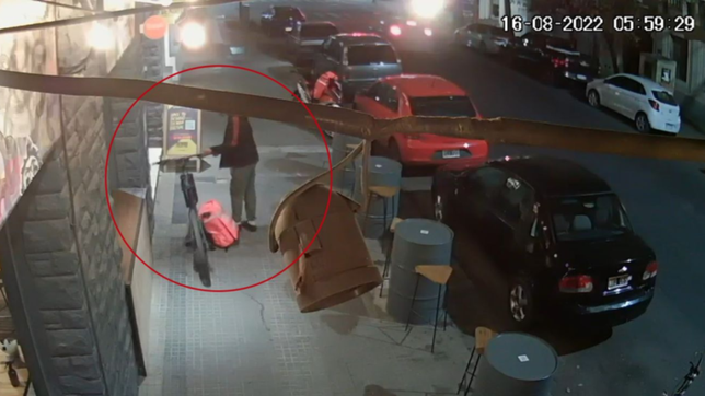 video: paso frente a un local y en segundos le robo la bici a un delivery en la plata