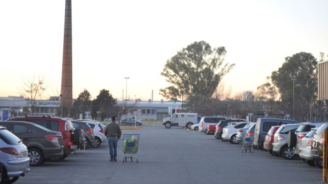 asalto en el estacionamiento del walmart: se llevaron su auto y lo encontro quemado