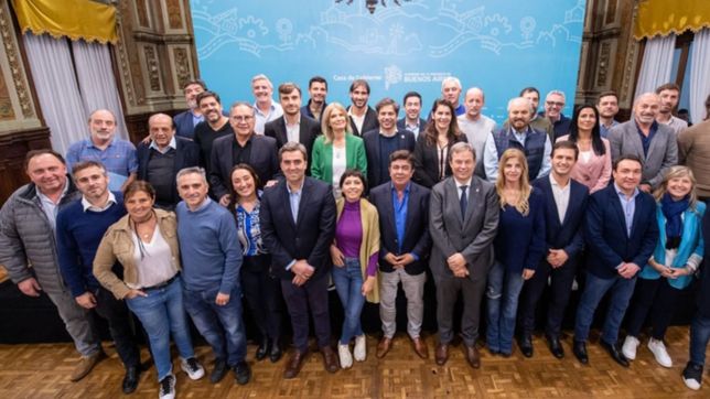 los intendentes del fdt salieron a presionar a scioli para que baje su candidatura