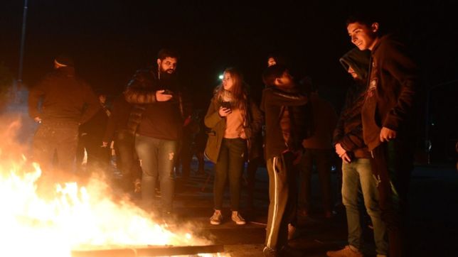 otra noche de cacerolazos y protestas contra edelap a tres dias del apagon en la plata
