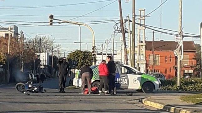 un tremendo choque entre un auto y una moto termino con dos heridos en berisso