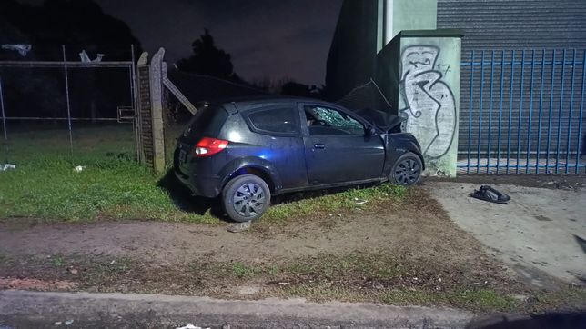 perdio el control de su auto, choco contra un paredon y murio en el acto