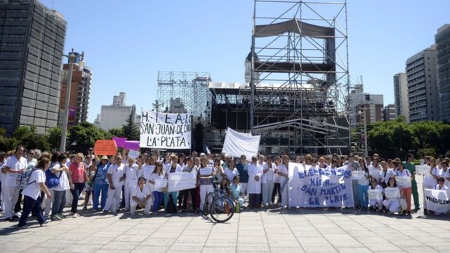 los enfermeros platenses estan de paro y se movilizaron por el centro de la ciudad