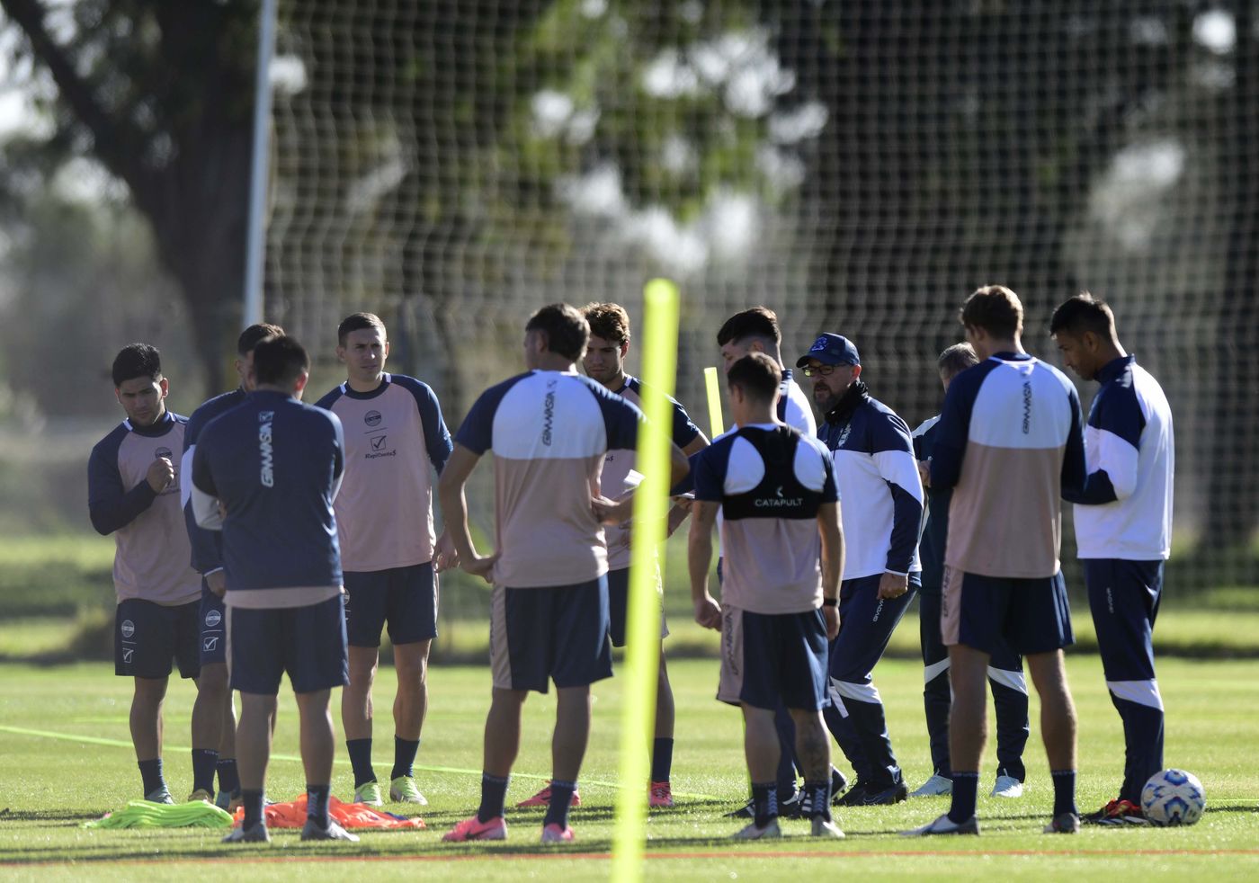 Orfila junto al plantel en uno de los entrenamiento de Gimnasia.