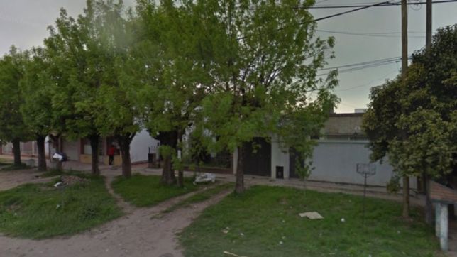 los hornos: quiso robar el reflector de una casa, pero se cayo al patio de una vecina y lo atraparon