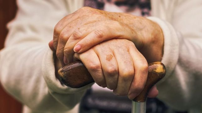 golpes, amenazas y robo a un jubilado en su casa de la plata