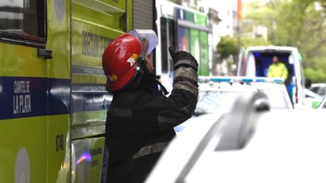 un incendio destruyo una casa y dos nenes que dormian se salvaron de milagro en la plata