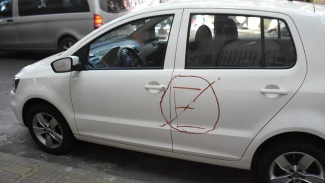 prohibido estacionar: dejo el auto tapando un garage y se lo pintaron todo