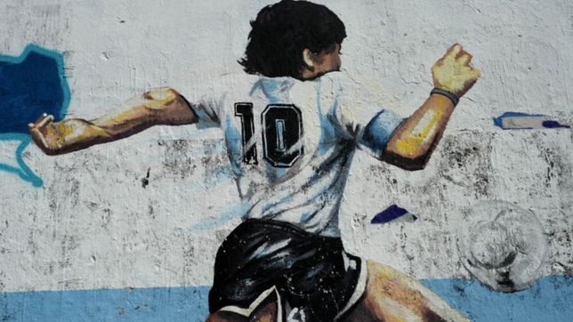 la huella de diego maradona en las paredes de la plata