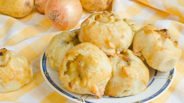 knishes, pletzalej y leicaj: cuales son y como se preparan las comidas de la fiesta judia