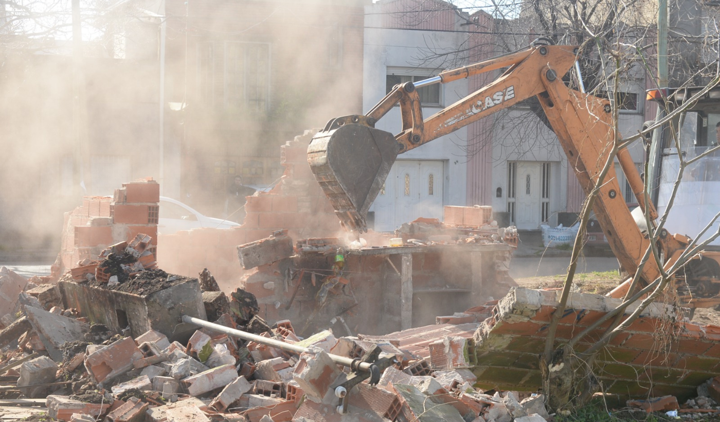 Demolición de construcción en 120 y 38