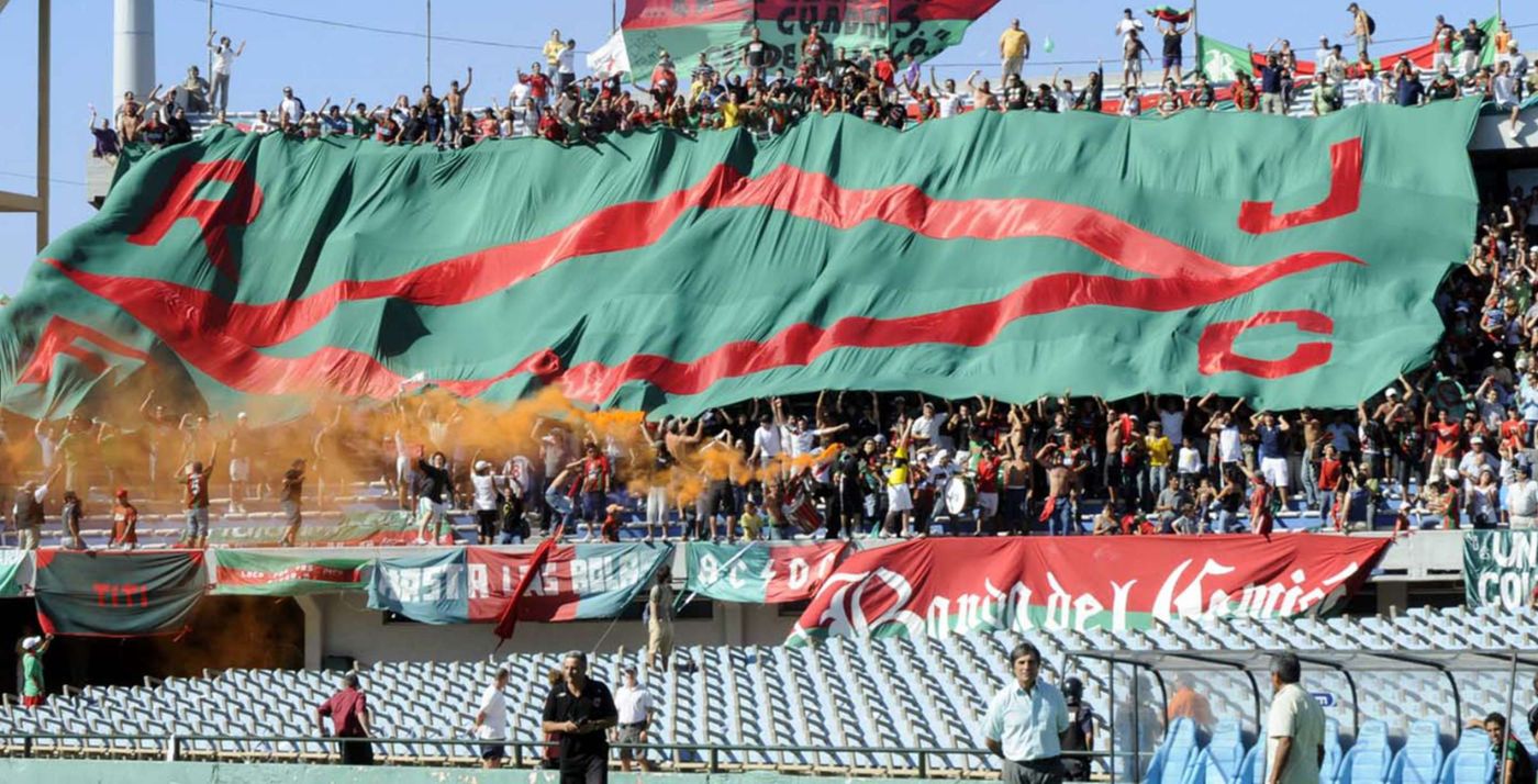 La hinchada de Rampla Juniors en su Estadio Olímpico que será reformado.