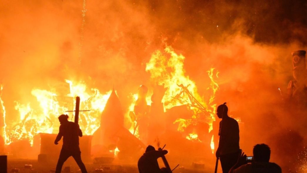 La Plata revivió con intensidad el ritual de la quema de muñecos para recibir el nuevo año