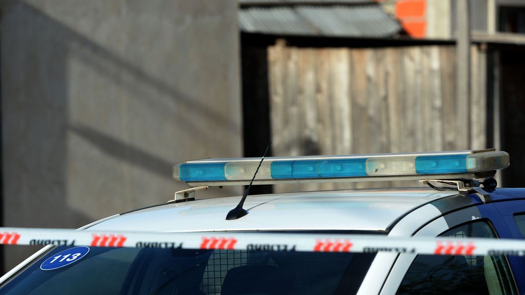 Un bebé de dos años fue hallado muerto en una letrina y detuvieron a su madre