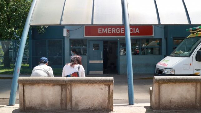 tiraba piedras a los autos, los vecinos lo vieron y casi lo linchan en la plata