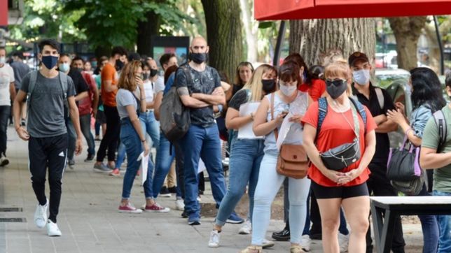 una multitud se congrego en baxar mercado en busca de un puesto de trabajo