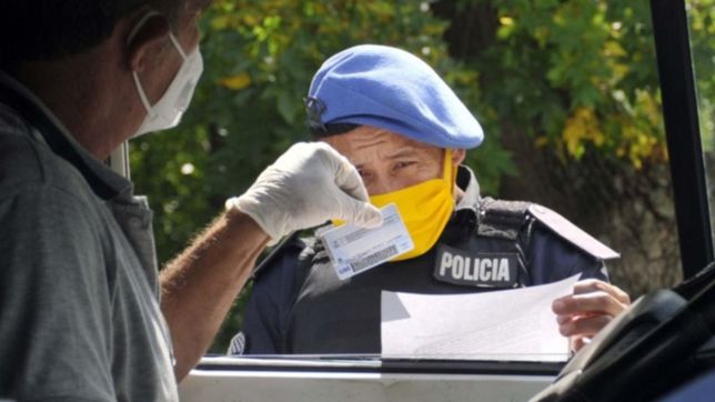 la plata: circulaban sin el permiso, los pararon en un control y quisieron coimear a la policia