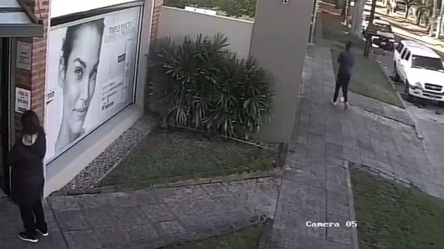 video: le robaron el auto en menos de un minuto a una farmaceutica de la plata