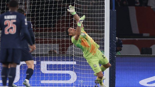 el hostil recibimiento al dibu martinez por parte de la hinchada del psg y la reaccion del arquero
