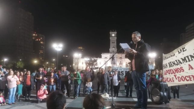 otra marcha de antorchas para pedir la libertad del maestro condenado por abuso de menores