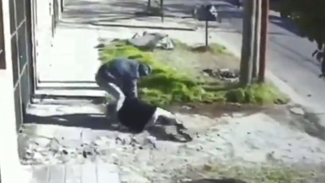 video: empujo, golpeo y arrastro por la vereda a una mujer para robarle en altos de san lorenzo