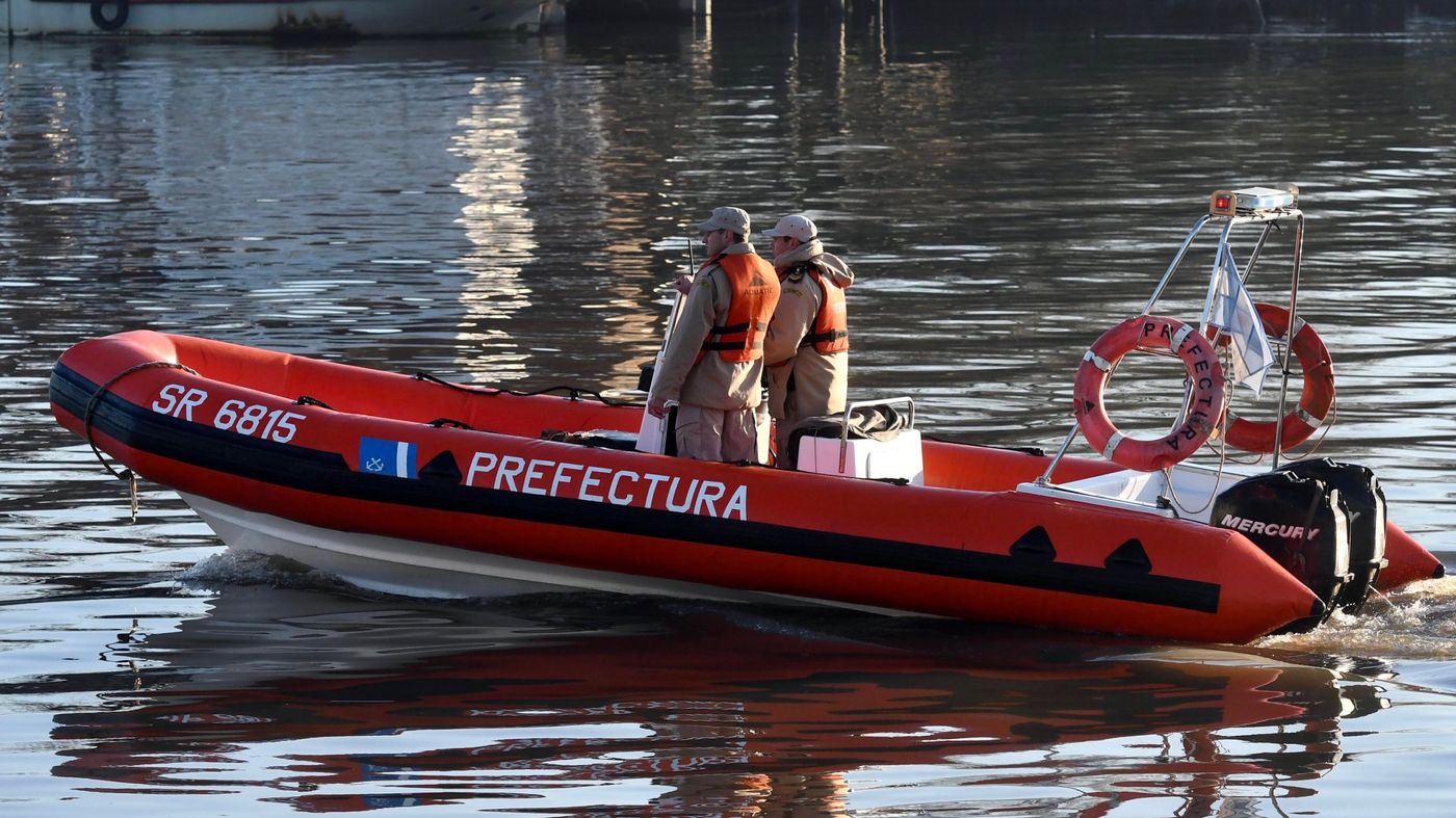 Un policía encontró el cuerpo de un hombre flotando en el Río de la Plata y dio aviso a bomberos y a la Prefectura Naval Argentina.
