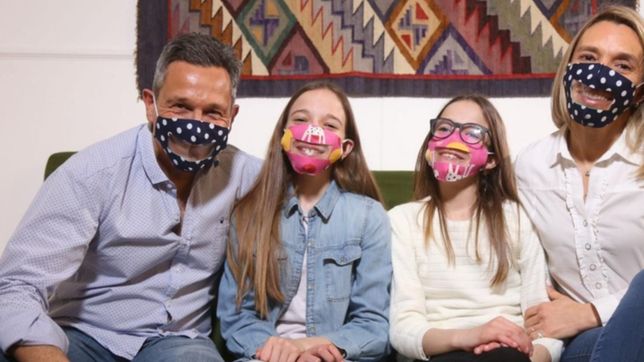 video: una familia platense explica como hacer facilmente tapabocas inclusivos