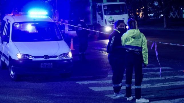 una plaza de la plata fue cercada en la madrugada de ano nuevo y sorprendio a los vecinos