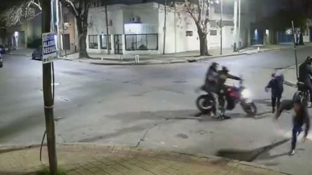 VIDEO: Motochorros atacaron salvajemente a un joven en La Plata
