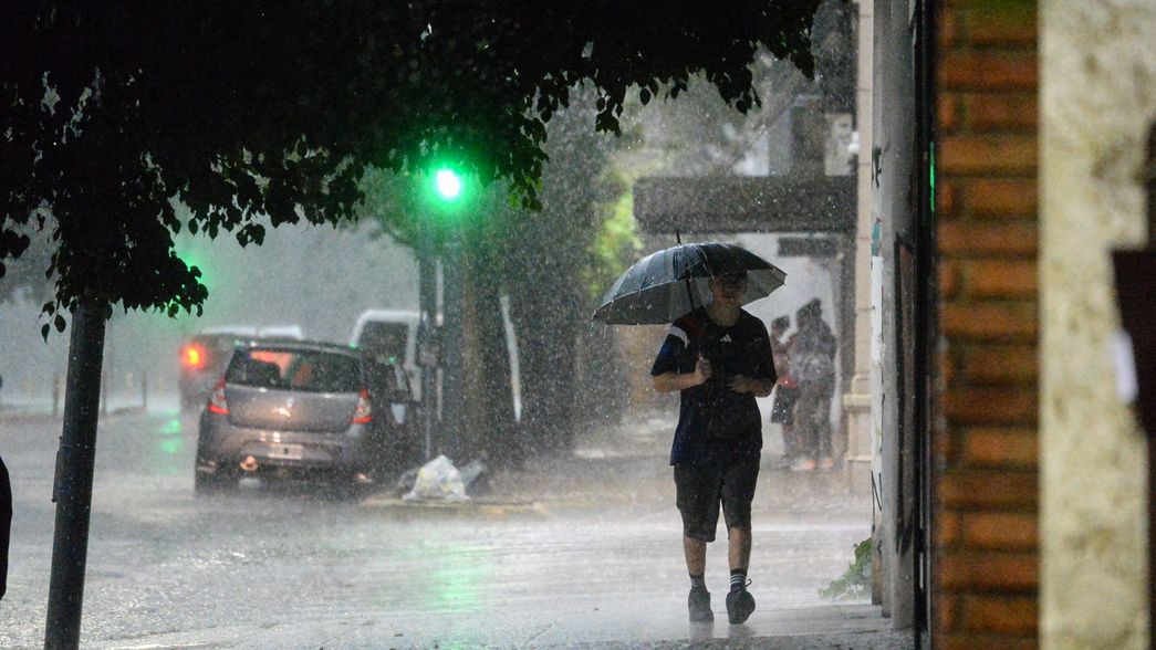 Con un pequeño diluvio, el viernes arrancó con fuertes tormentas y se espera un pésimo clima