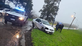 un violento choque entre dos autos dejo tres personas heridas en la plata
