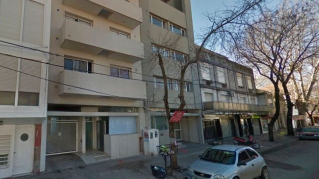 video: se bajo los pantalones, hizo pis en un edificio de 1 y 64 y fue filmada