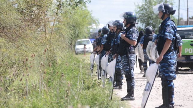 doce personas ocuparon un terreno y los detuvieron mientras cortaban el paso