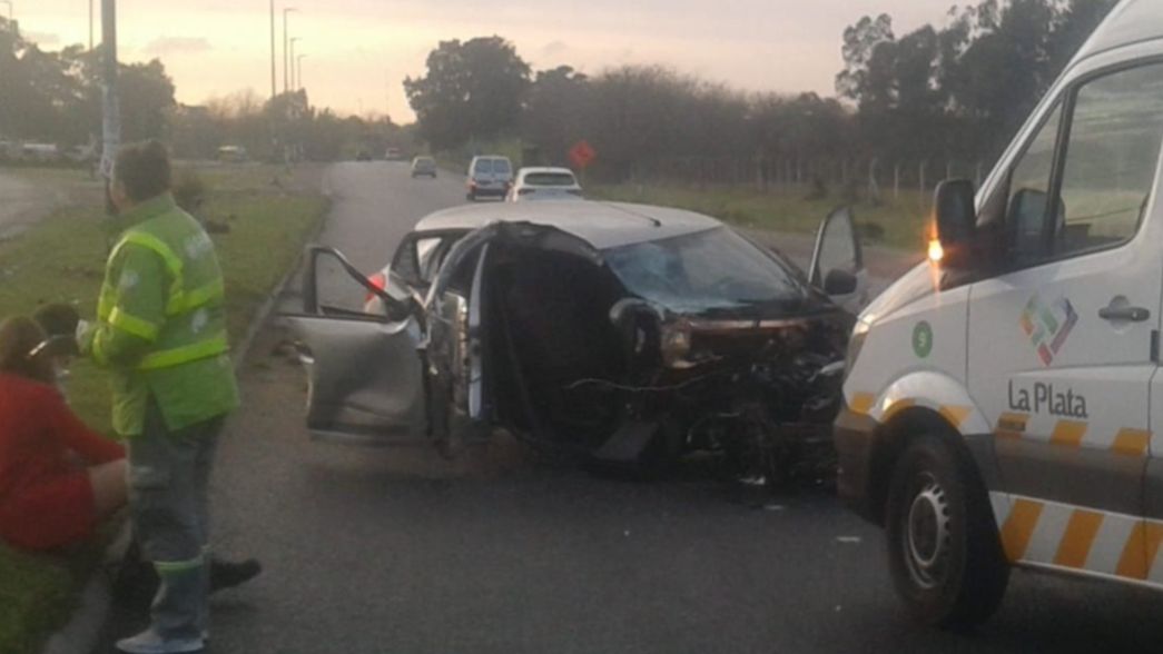 Perdió el control, chocó con una columna y se salvó de milagro en pleno Camino Centenario