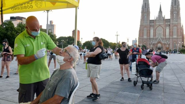 casi mil personas se testearon en plaza moreno horas antes de navidad