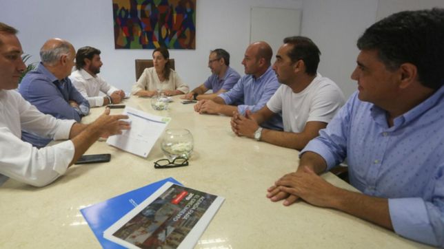 obras en escuelas y centros de salud: los temas de una reunion de garro y vidal