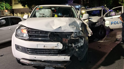 Un conductor borracho causó un terrible choque triple entre una moto, una camioneta y un patrullero en pleno centro