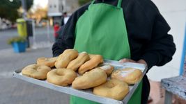 la movida solidaria de una panaderia platense que cambia tortas fritas por ropa para los mas necesitados la movida solidaria de una panaderia platense que cambia tortas fritas por ropa para los mas necesitados