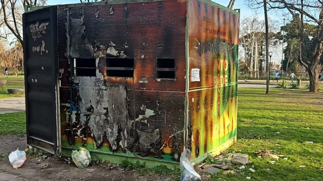 incendiaron un punto verde de reciclado de residuos en tolosa y los vecinos estallaron de bronca
