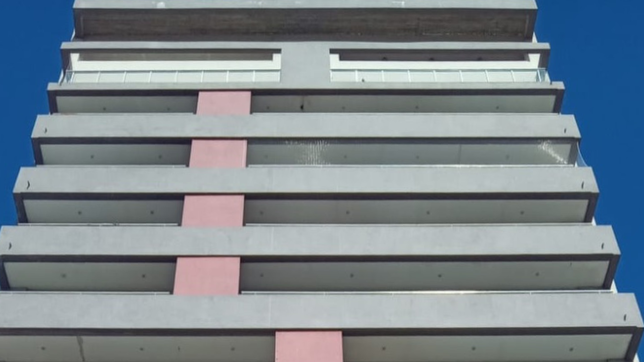 identificaron a la joven que murio en un edificio de la loma e investigan si se quito la vida