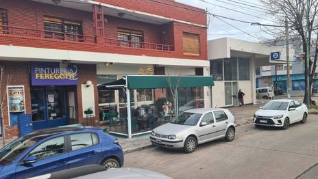 Delincuentes armados asaltaron una cafetería de La Plata y escaparon con el auto del dueño