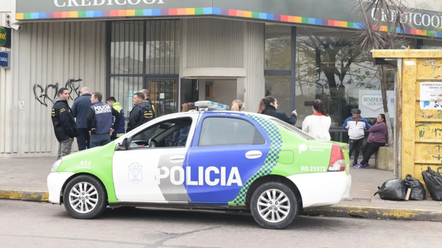 una banda armada dio un golpe comando en un banco credicoop de la plata
