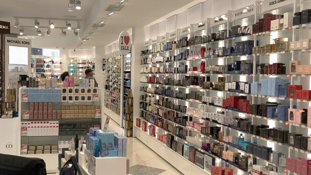 Las farmacias y perfumerías resisten la crisis y lideran las ventas en mayo