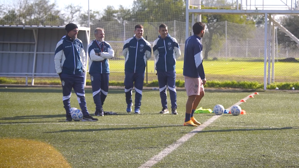 El integrante del cuerpo técnico de Orfila que nació en La Plata, jugó en Nueva Alianza y su abuelo es de Gimnasia