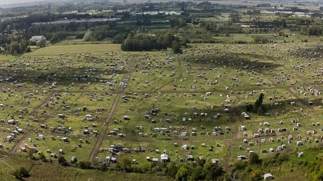 tension en la megatoma de los hornos: intentaron matar a un chico de un tiro en el cuello